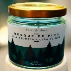 Vela aromática Bosque de Pino de Velas El Aura, elaborada con cera de soya ecológica, en frasco de vidrio con tapa dorada.